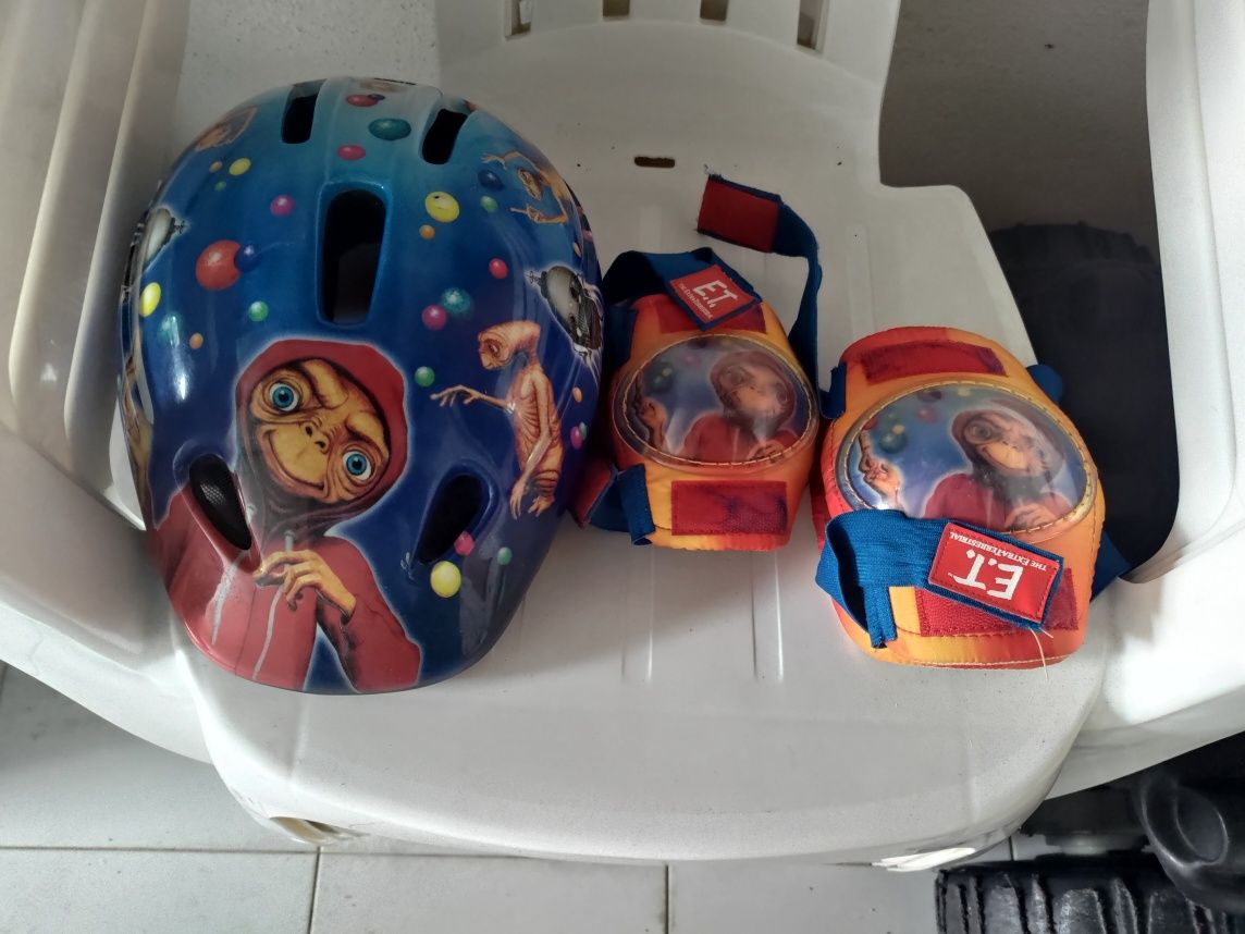 Conjunto capacete e proteções para joelhos e cotovelos do E. T..