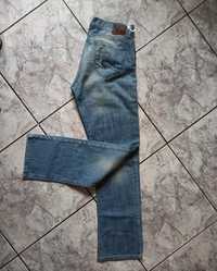 Spodnie jeansy proste Ventana jeans, szersze na dole z małą wadą.