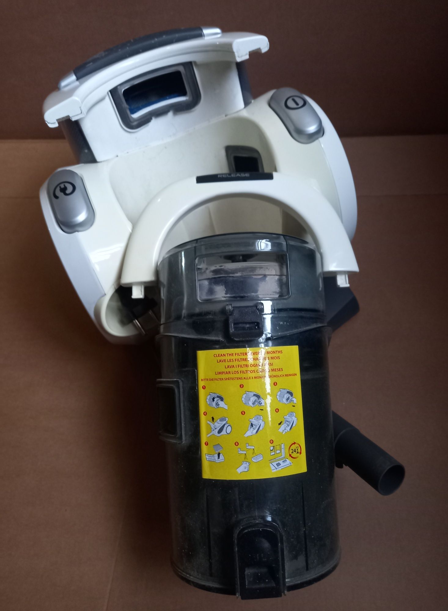 Пылесос безмешковый Hoover 1400 W