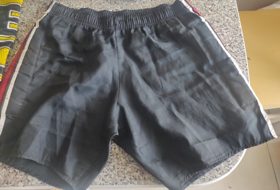 Luvas de boxe e camisola e calção