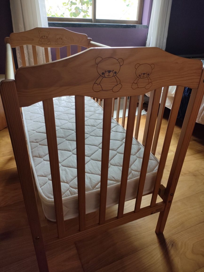 Cama de bébé com colchao, como nova, negociável