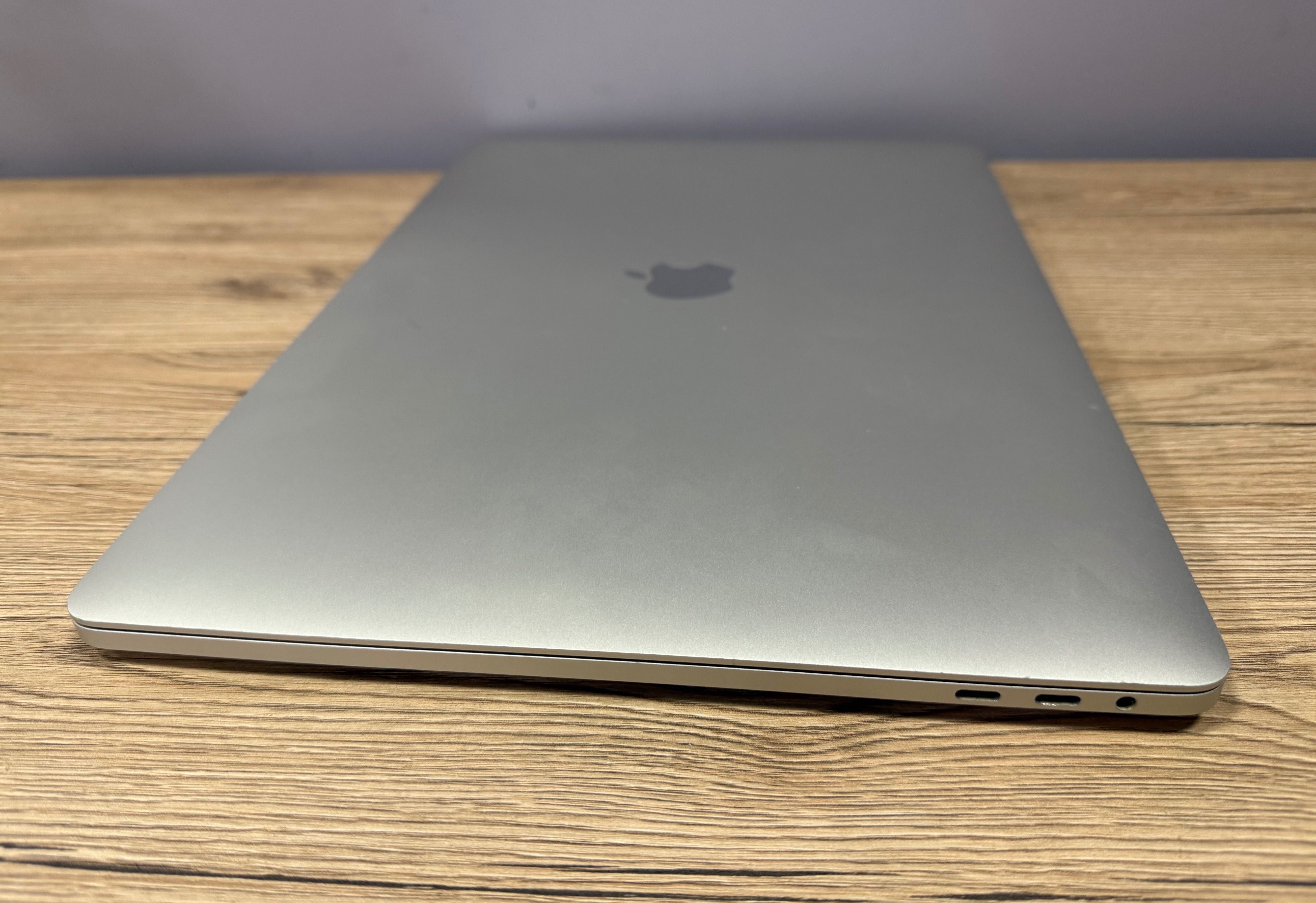 MacBook Pro 15 (2018) i7 2.2/ 16/ 256/ Radeon  555X
