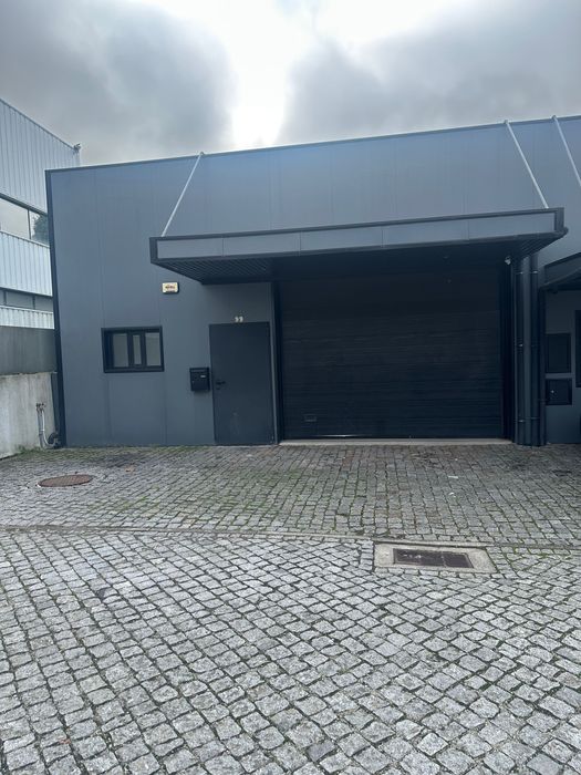 Aluga-se Armazém