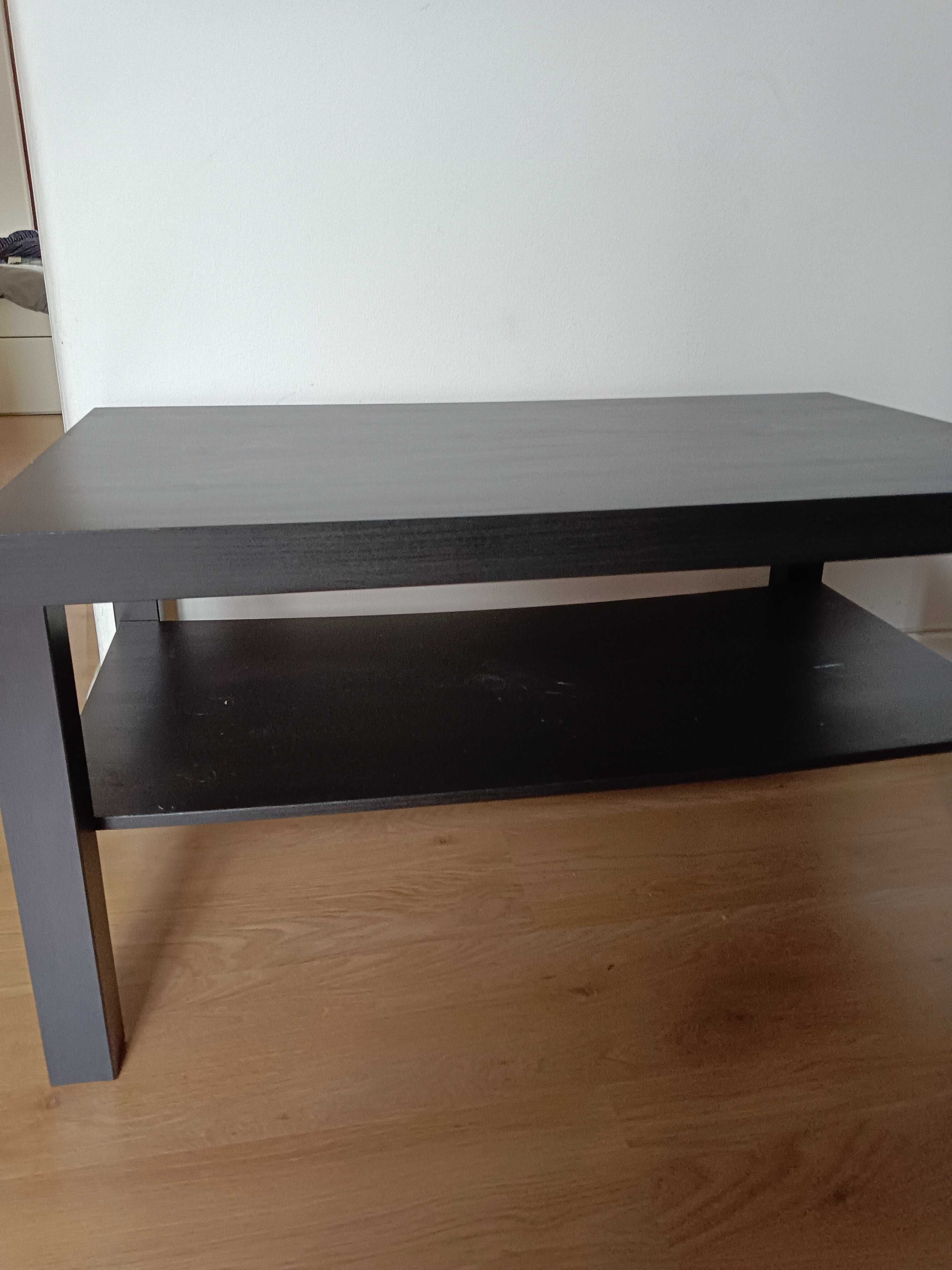 Mesa preta com prateleira