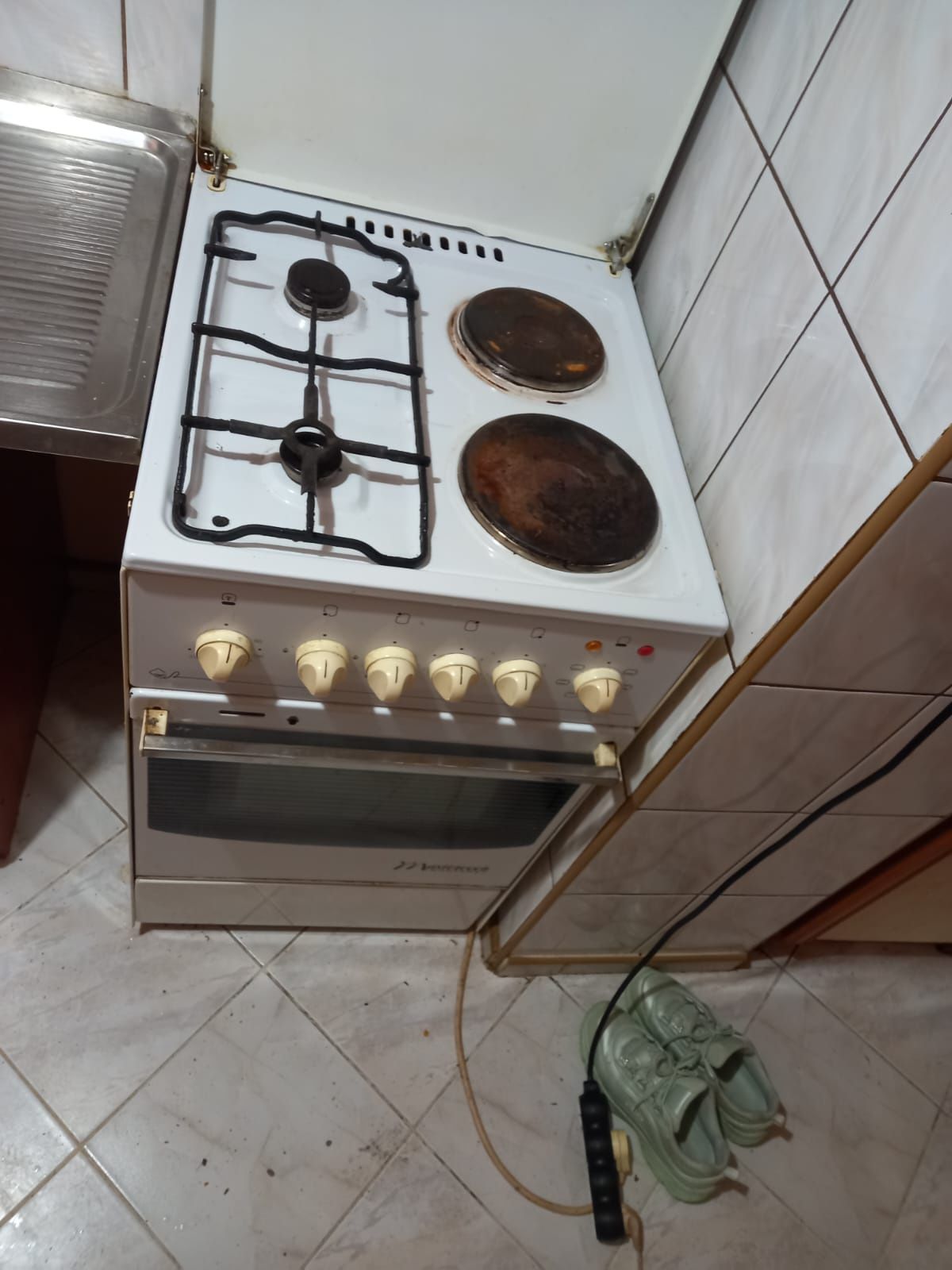 Kuchenka zpiekarnikiem gazowo- elektryczna