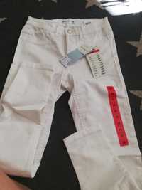 Białe spodnie jeans damskie-Sinsay