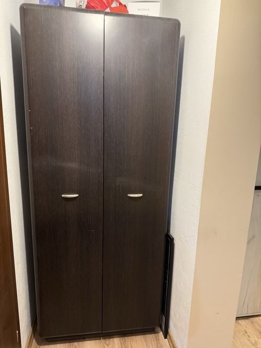 Ciemnobrązowa szafa dwudrzwiowa