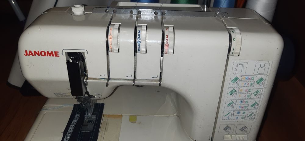 Бытовой оверлок Janome