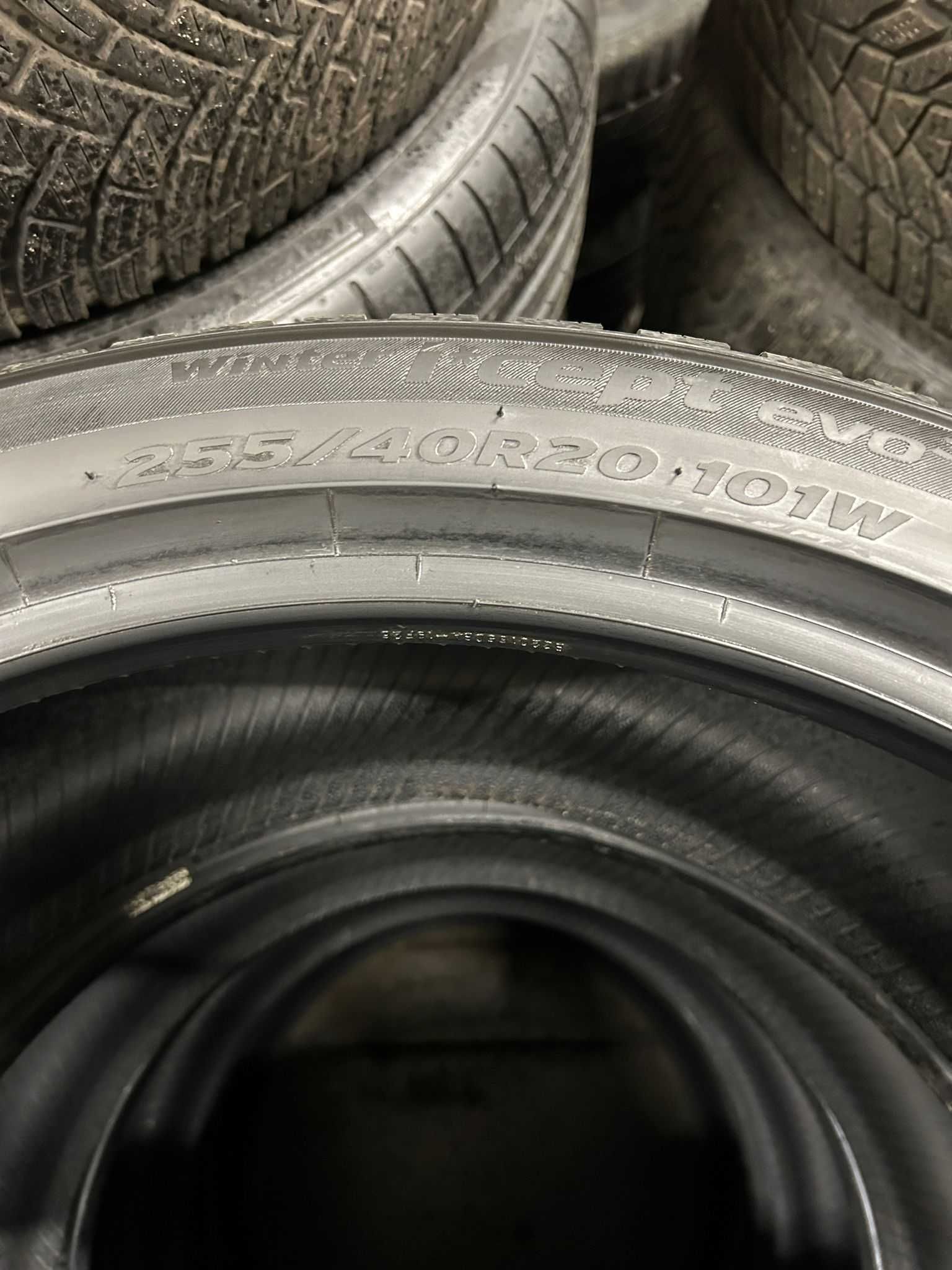 Hankook 285/35R20 104W, 255/40R20 101W Winter i*cept evo 3