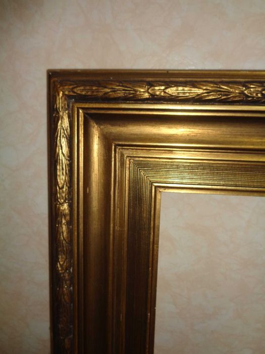 moldura dourada em madeira antiga