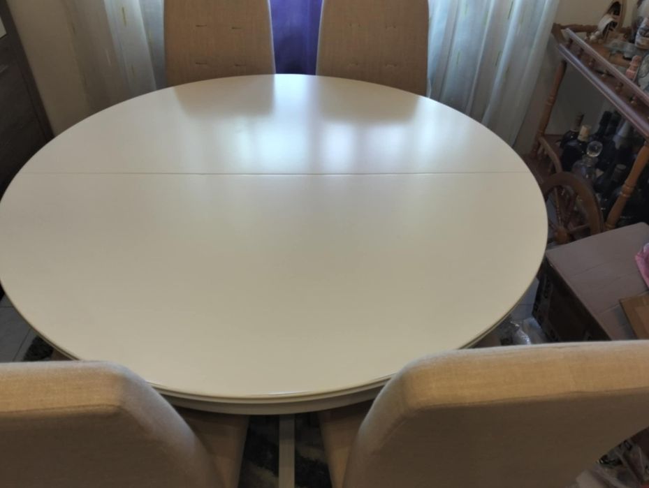 Mesa de jantar redonda com 4 cadeiras