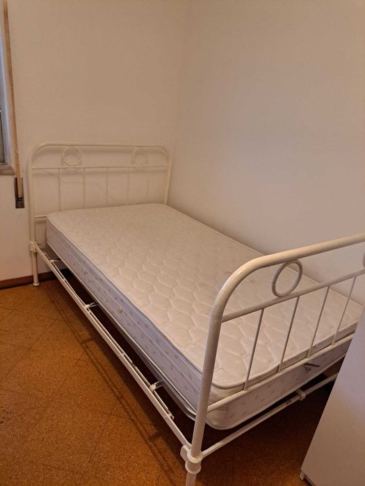 cama de ferro antiga com colchão e estrado (1,00x1,80)