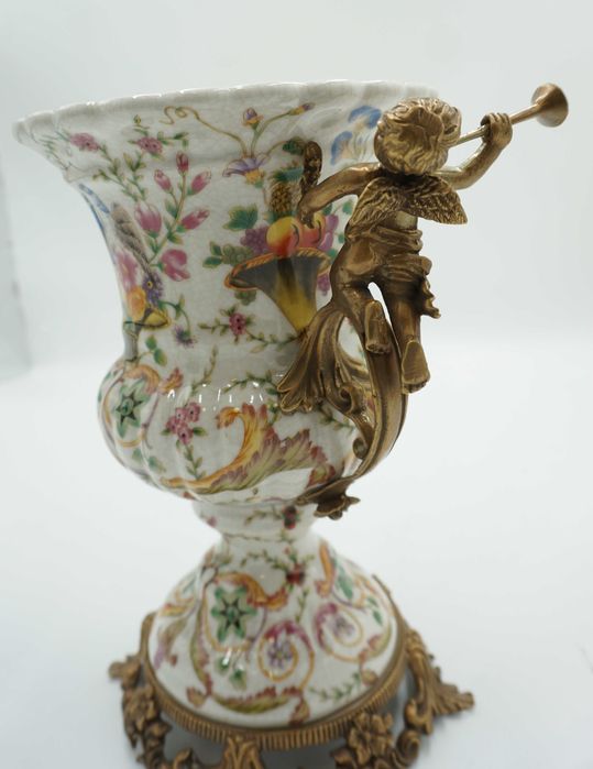 WAZON amfora porcelana z brązem chłopcy z trąbkami