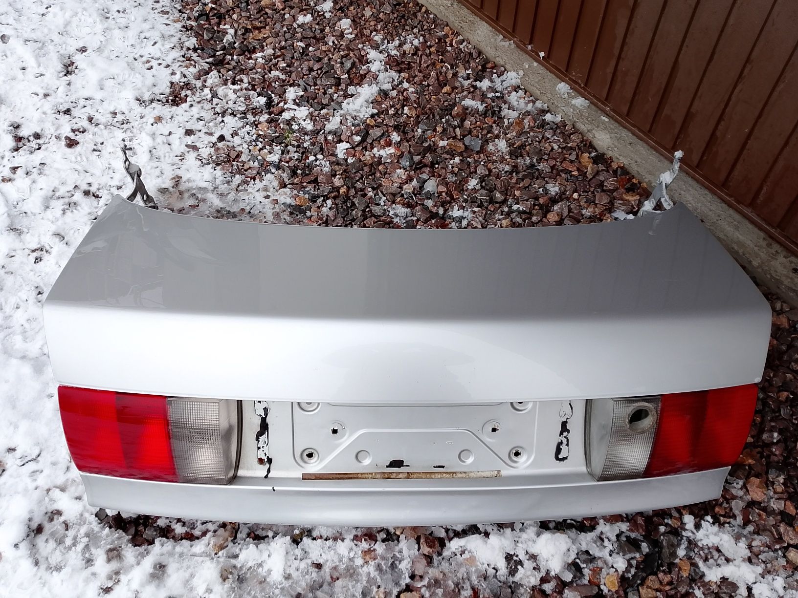 Klapa tylna bagażnika Audi 80 B4 srebrna gola, bez lamp