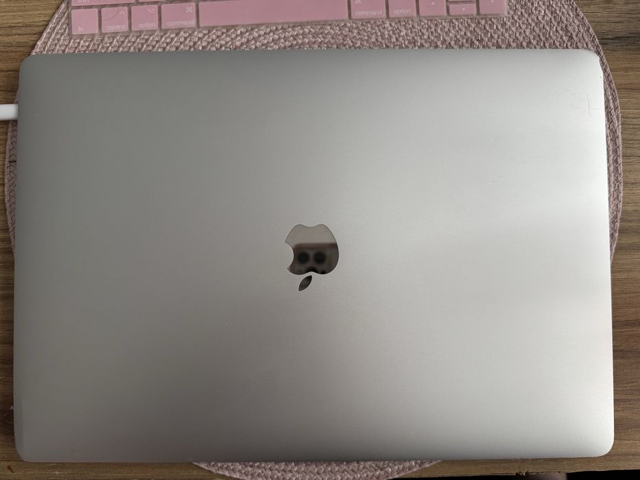 MacBook Pro 15” 2018/ i7/ 16GB/ 512GB SSD. 21 Cykli ładowań