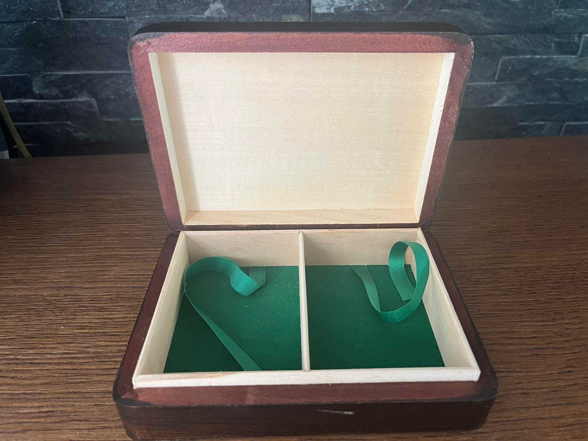 Drewniana skrzynka szkatułka na karty