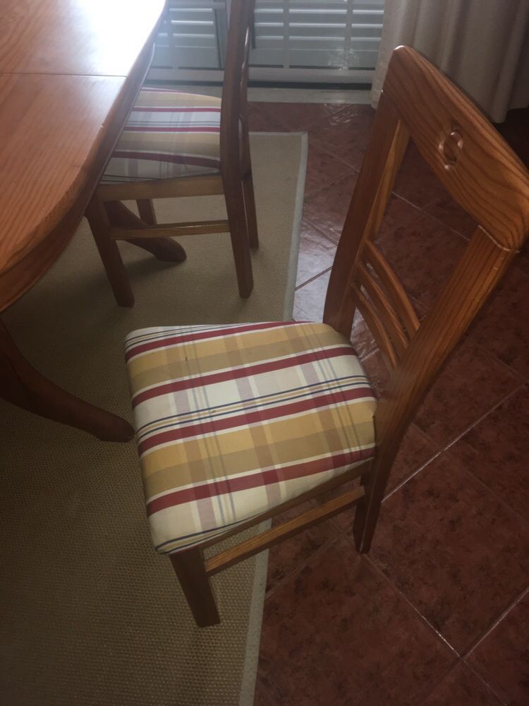 Mesa de jantar em pinho mel maciço + 4 cadeiras com assento estofado