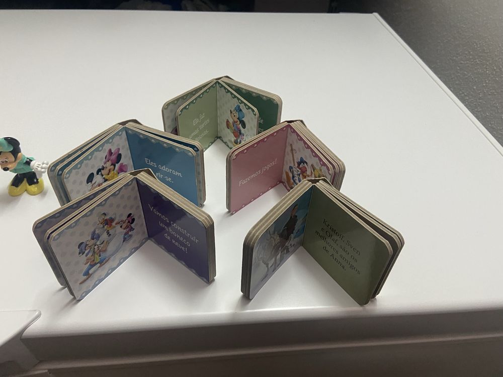 Bonecos e livros da disney