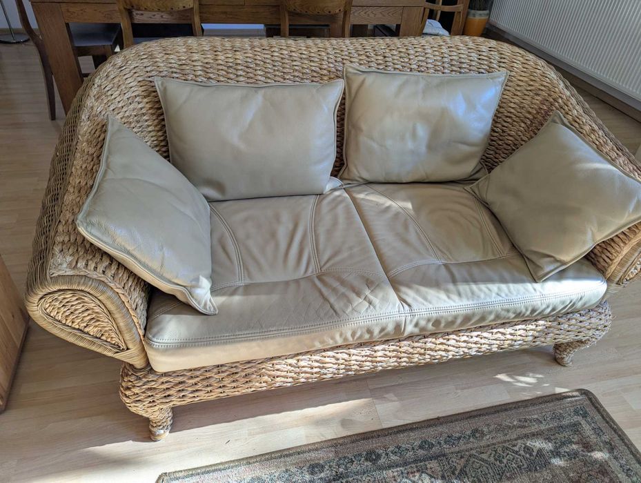 Sofa skórzana z trawy hiacyntowej.
