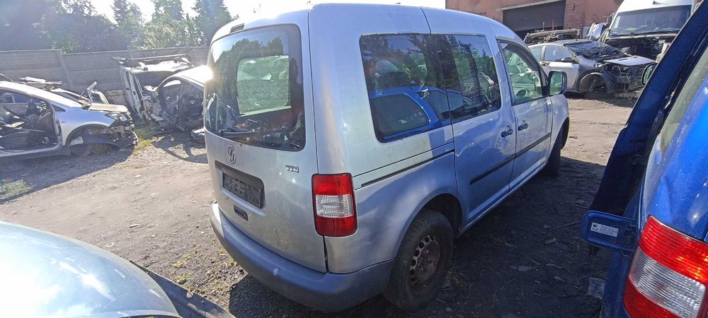 błotnik przód prawy vw caddy lak LA7W