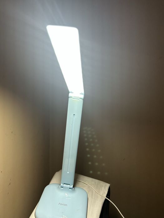 Продам свєтодіодну Led настольну лампу Feron