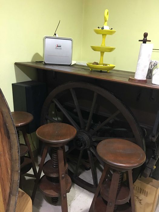 Carroça Bar + 3 bancos altos