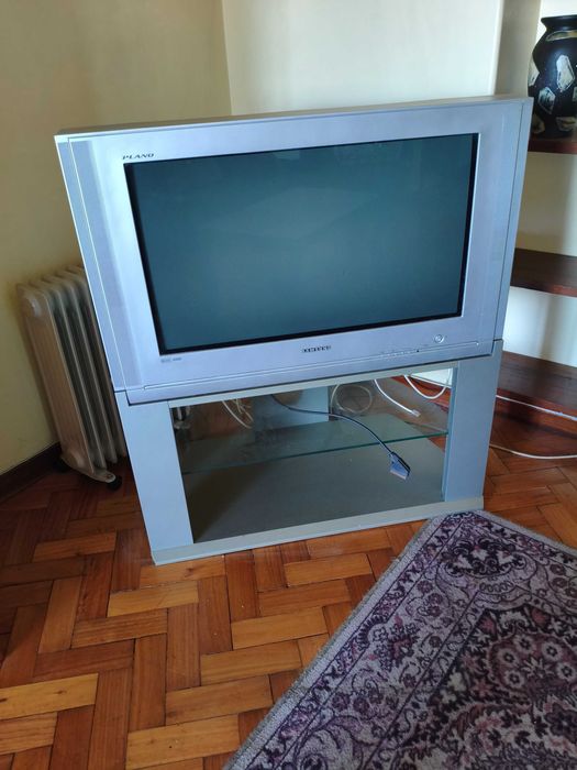 Televisão com móvel