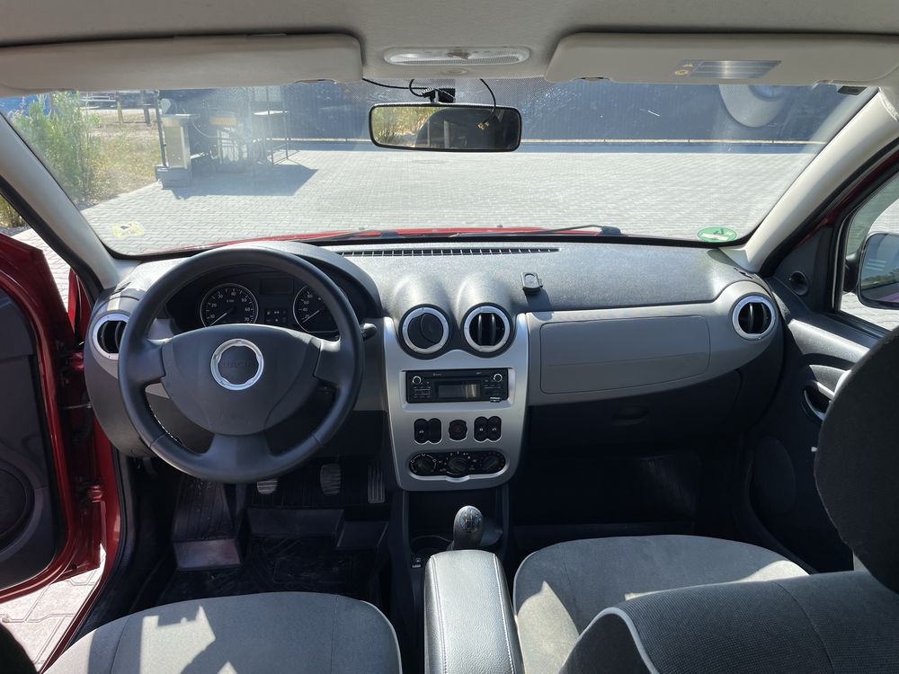 Dacia sandero 2012 року