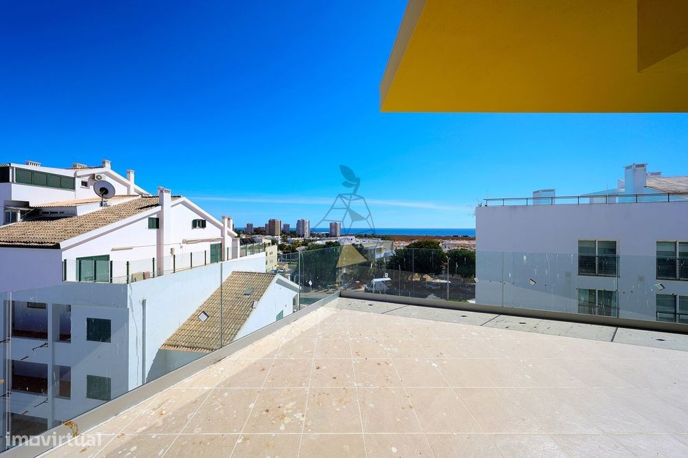 Apartamento T2 novo em condomínio fechado com piscina e garagem em Alv