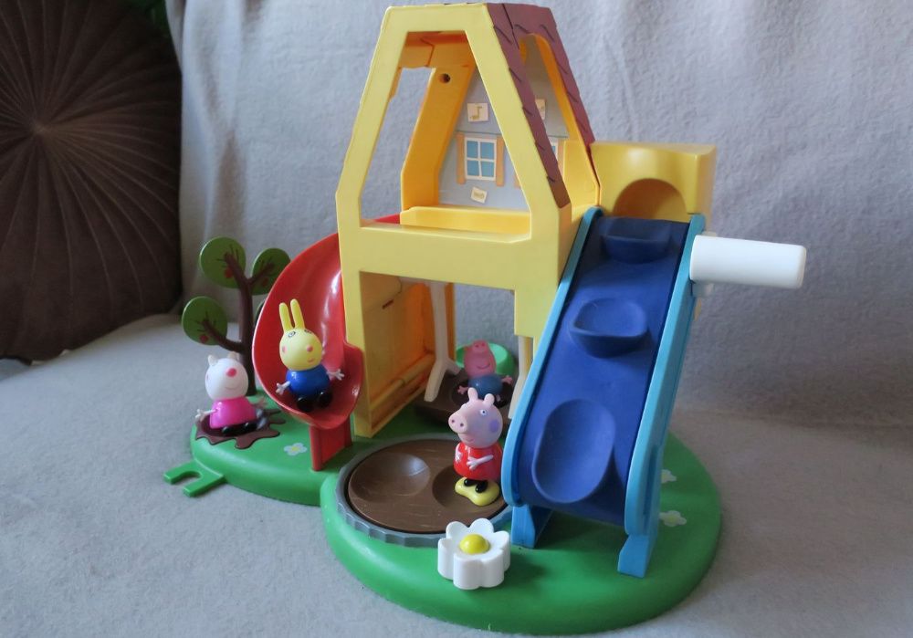 Duży domek Świnka Peppa plus 3 figurki plac zabaw 32 cm x 27 cm