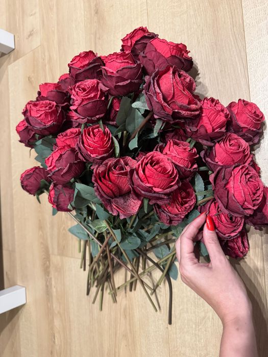 Bukiet czerwonych róż prezentuje się bardzo naturalnie