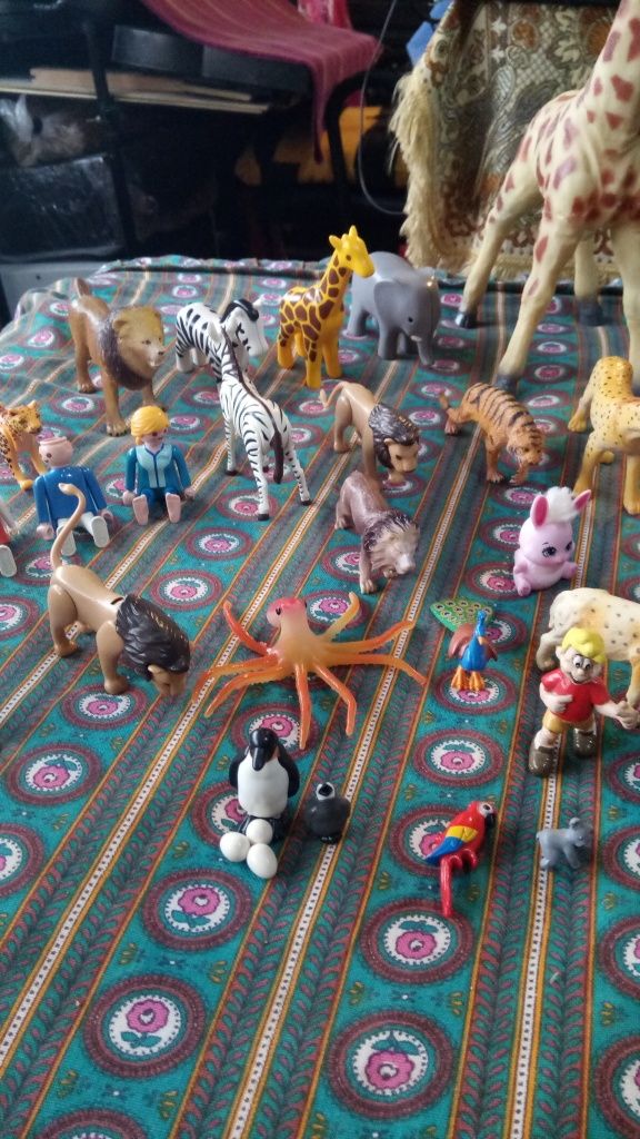 Brinquedos vários e bonecos de coleção