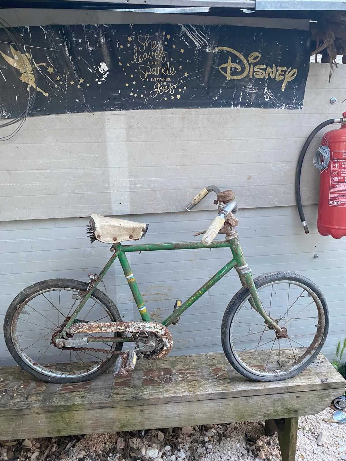 Bicicleta antiga para restaurar