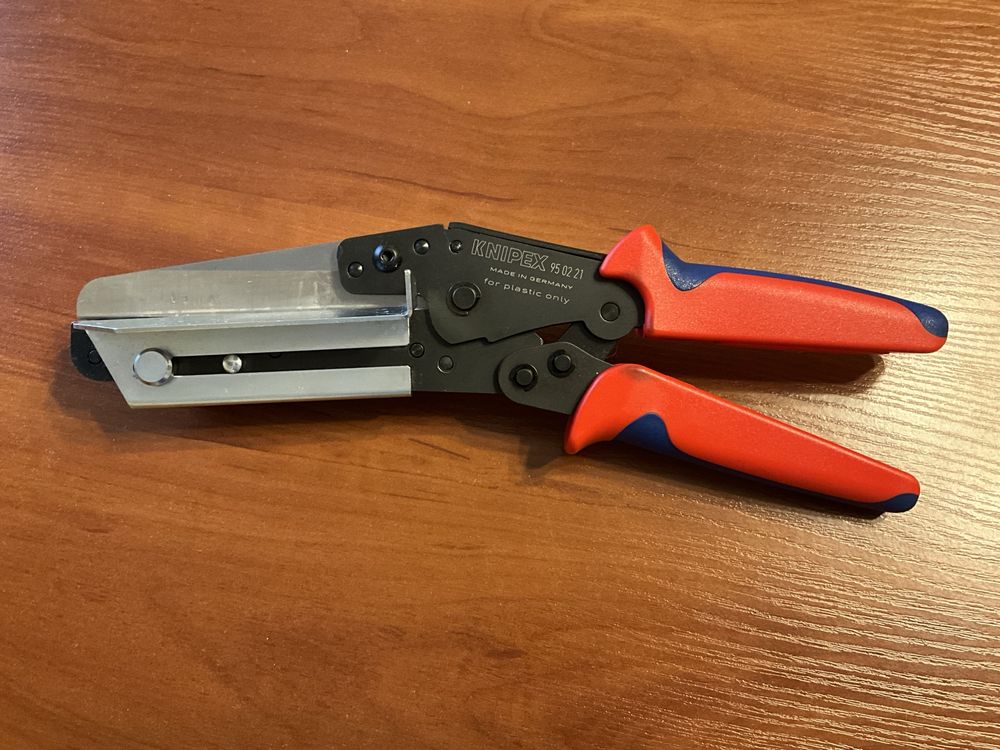 Nożyce do koryt kablowych Knipex 95 02 21