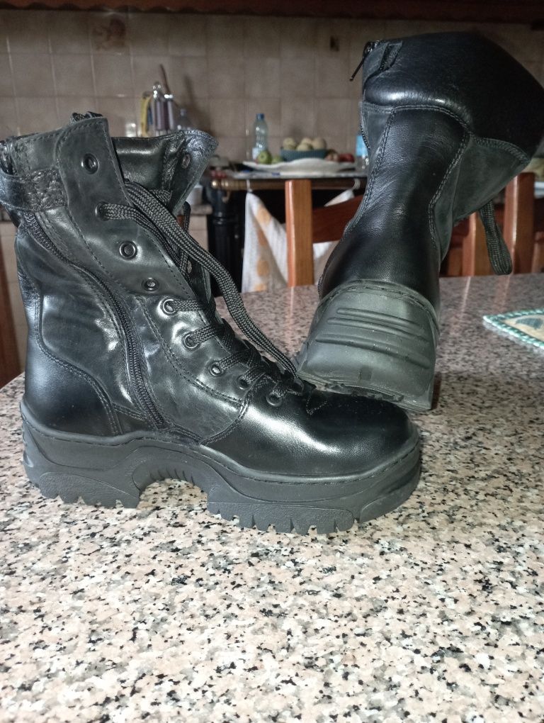 Botas militares com fecho