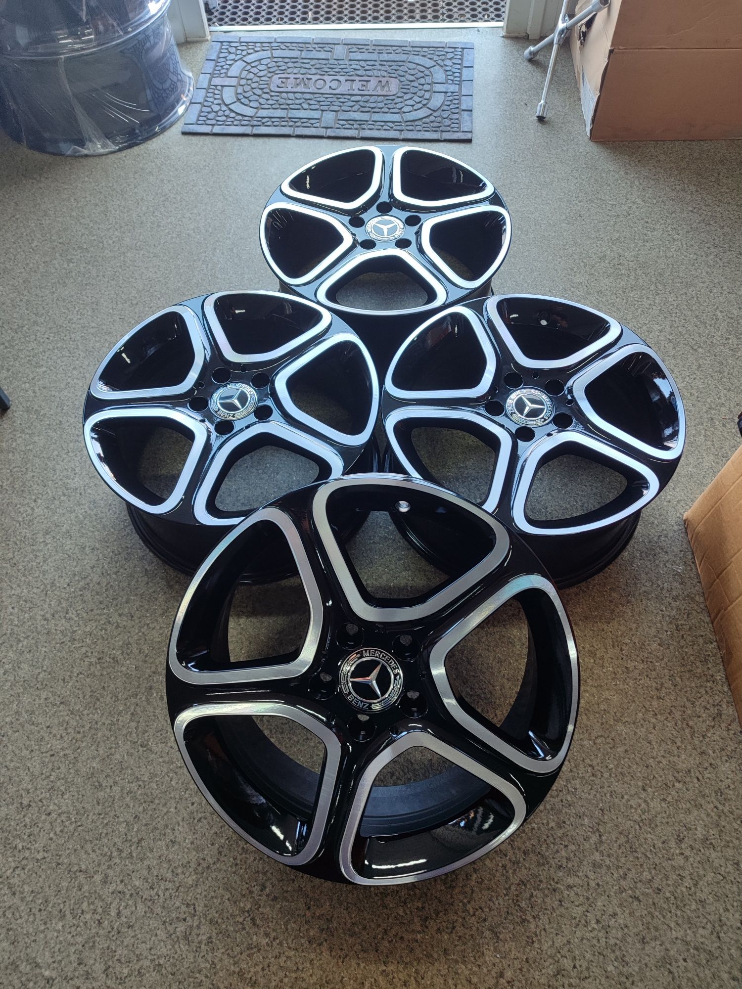 Литі диски mersedes R17 5x112 7.5 ET52 DIA 66.6

Исто