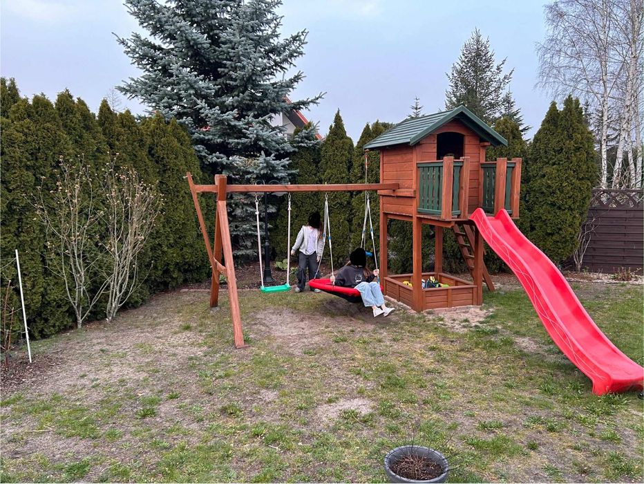 Plac zabaw zjeżdżalnia piaskownica huśtawki domek