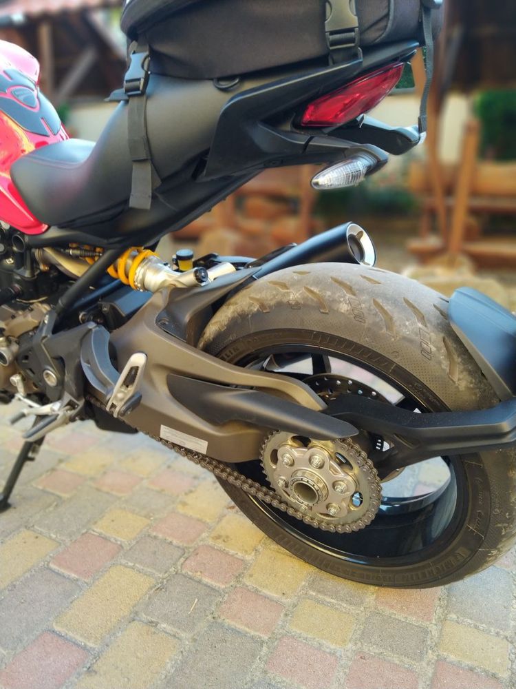 Ducati Monster 1200S.