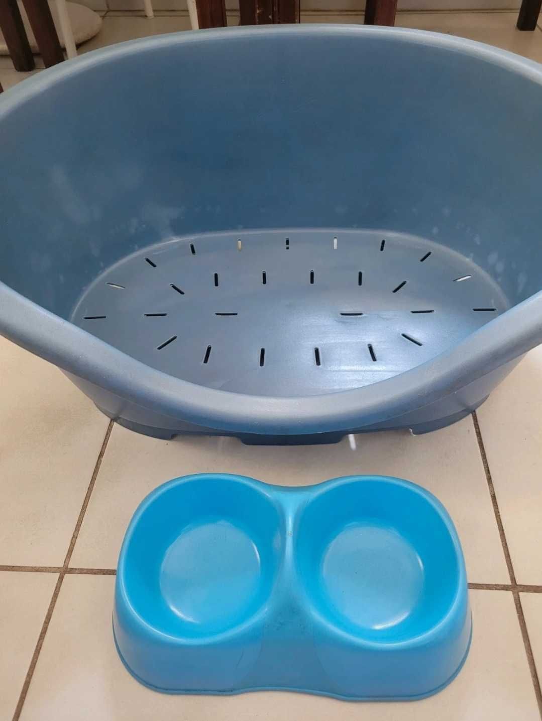 Cama e comedouro azul para animais