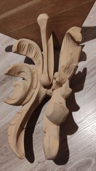 Ręcznie rzeźbiona narożna półka konsolka