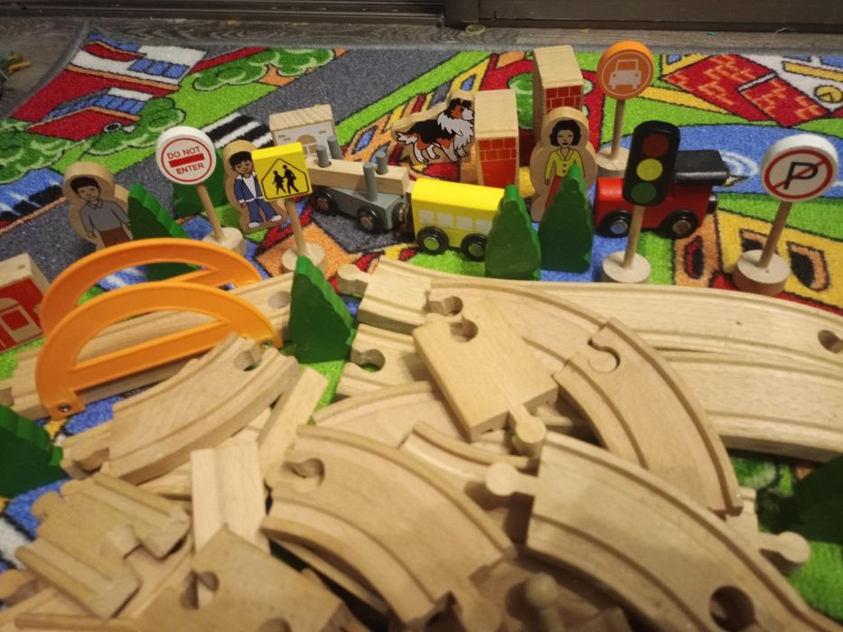 Drewniana kolejka z mostem wagonami figurkami