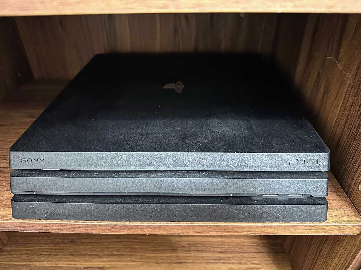 Playstation 4 Pro 1TB Desbloqueável! LER DESCRIÇÃO + comandos e cabos