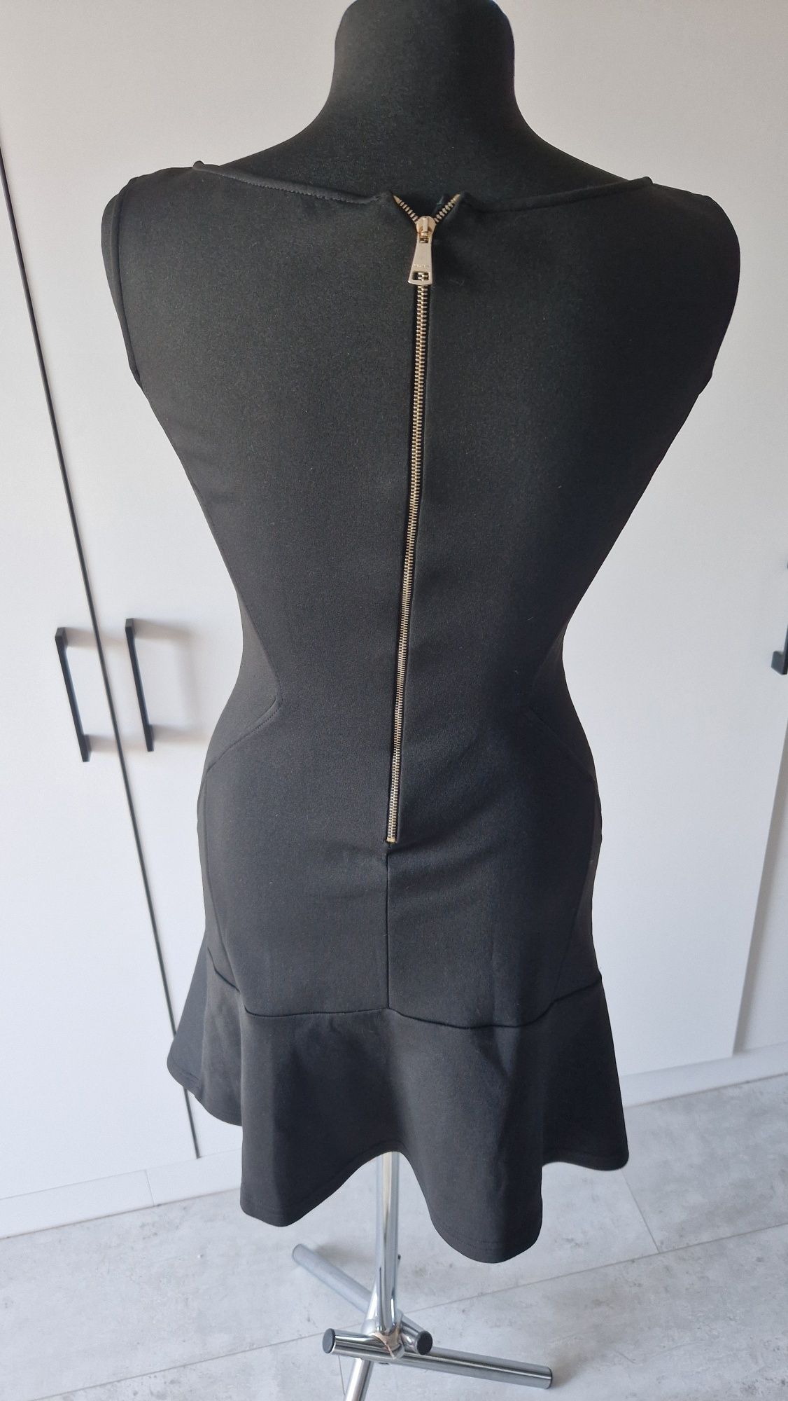 Czarna Sukienka Marciano Guess - Elegancka i Stylowa!