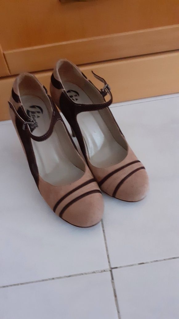 Sapatos bejes e castanho de Camurça ( Bata )