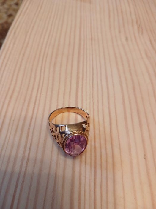 Продам кольцо с розовым камнем