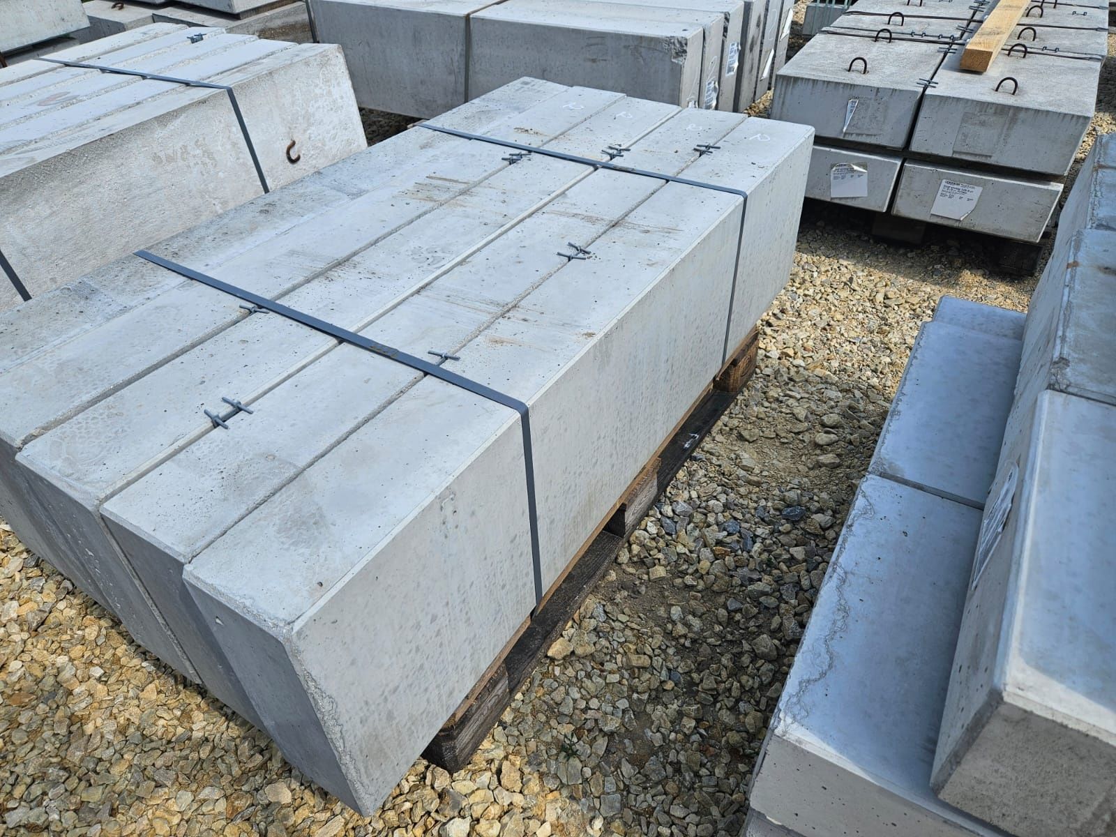 Elki, mur oporwy, Stopnie betonowe z betonu architektonicznego,  gła