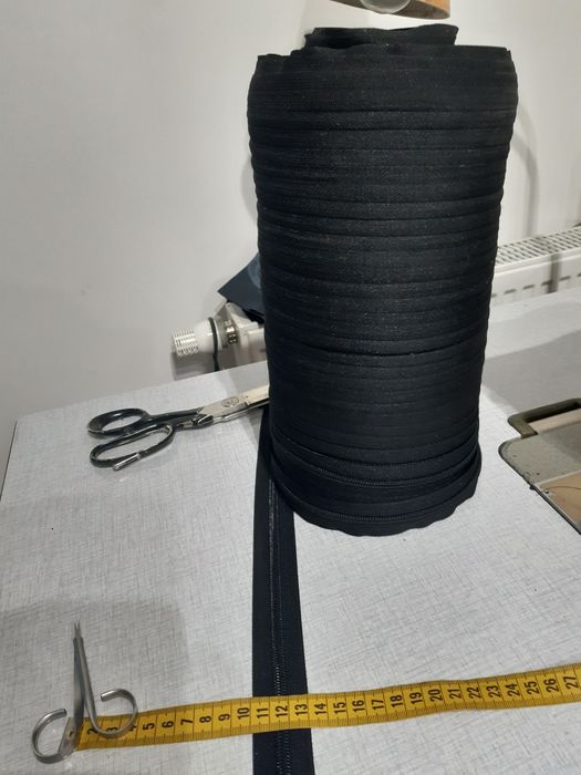 Zamek czarny na taśmie