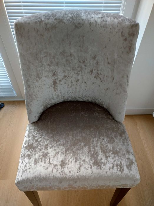 Krzesło szare welurowe, nogi ciemnobrązowe.  Solidne i ładne.