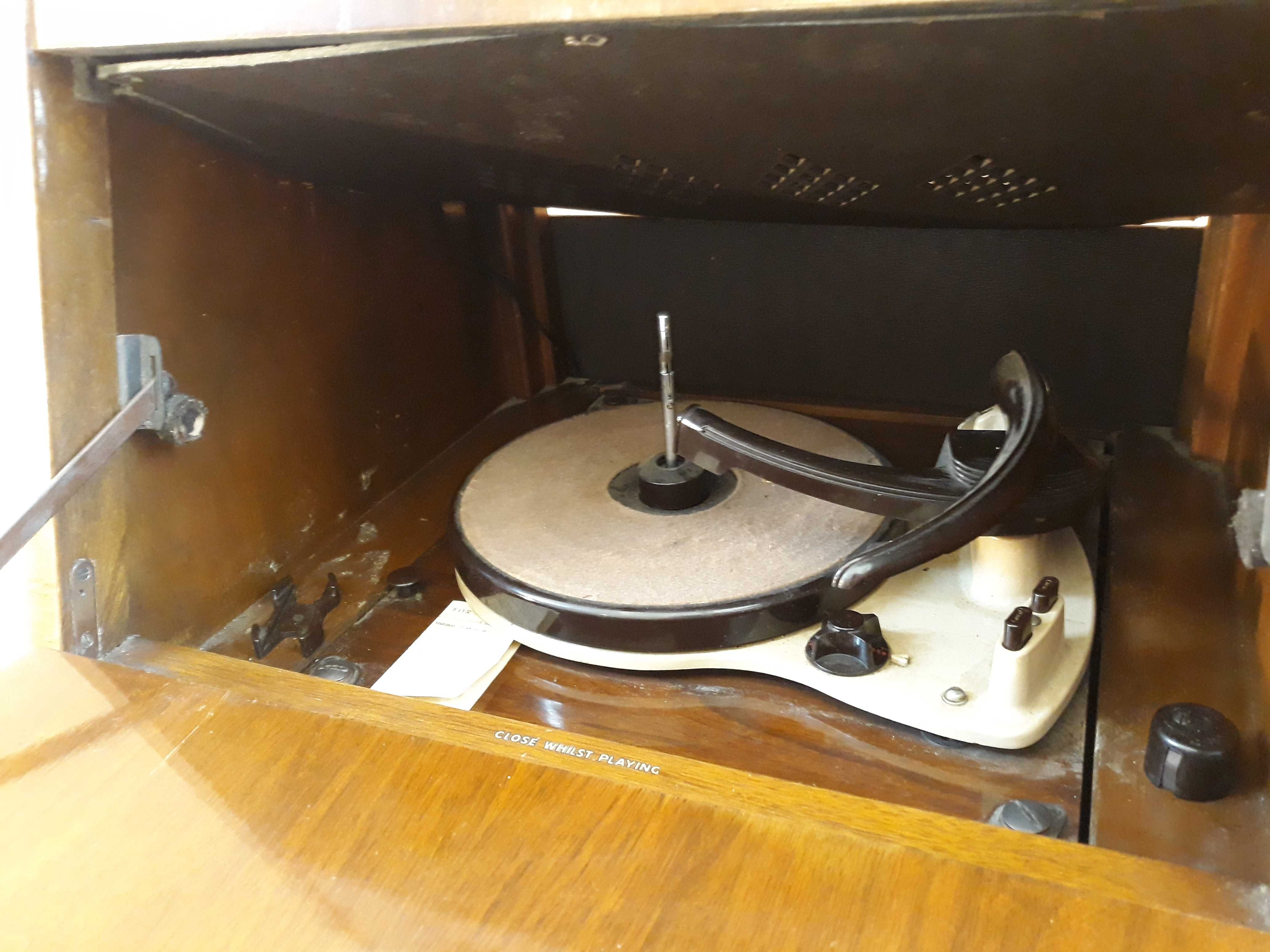 Radiola Radiogram HMV  z 1951  radio z gramofonem