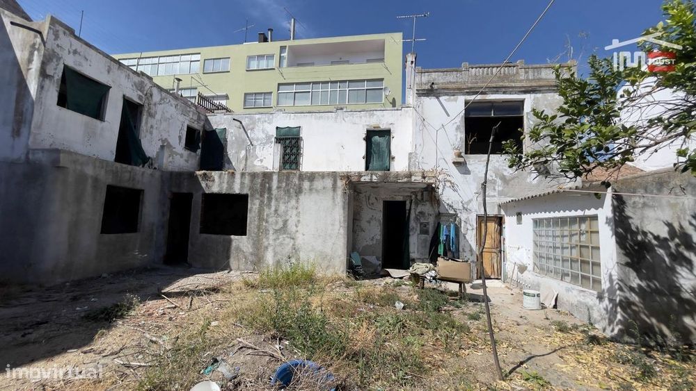 Moradia Inacabada com Armazém, Logradouro e Telheiro - Centro do Mo...